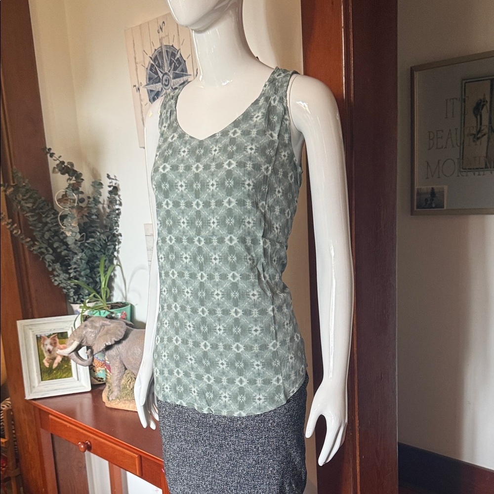 NWT Eddie Bauer size small Green Floral Sleeveless Top